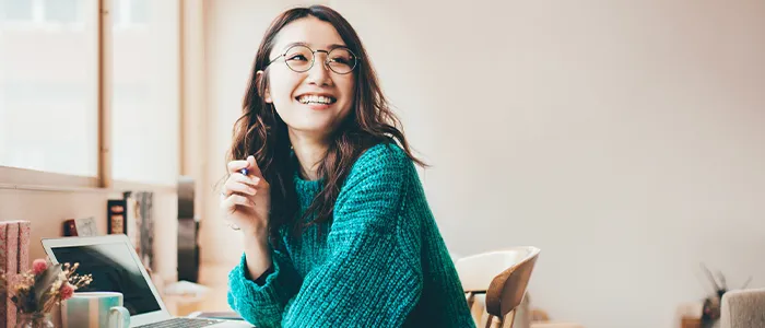 デザインについて考えるデザイナー