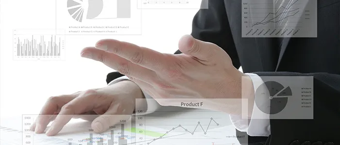 データ分析の提案を行う会社員