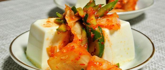 キムチときゅうりののった豆腐