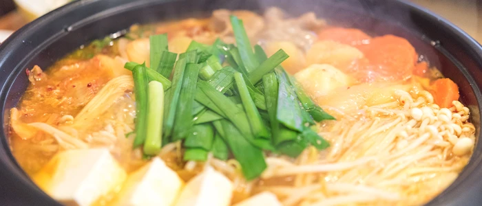 たくさんの具が入ったキムチ鍋