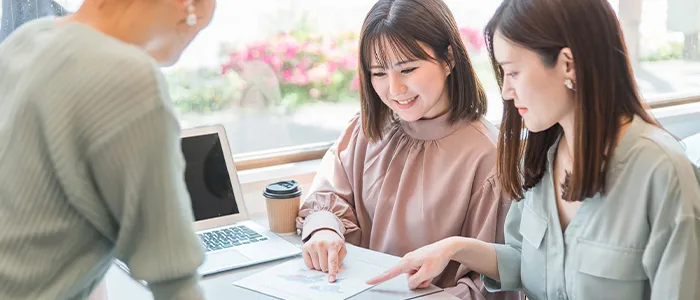 デザインについて打ち合わせをする人々