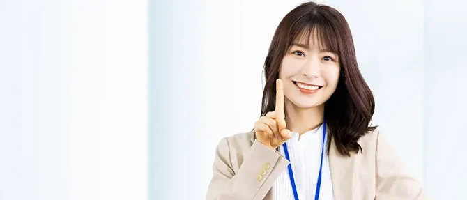 笑顔で指を立てる女性