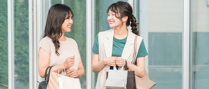 買い物帰りに話す人々