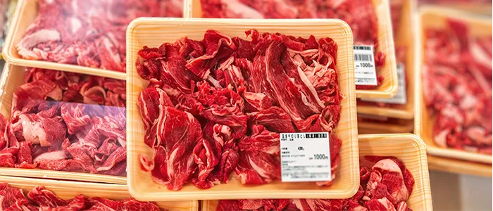 トレーに包装された肉