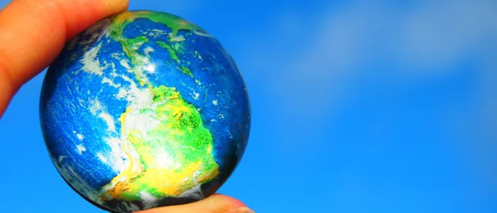 空にかざした小さい地球儀