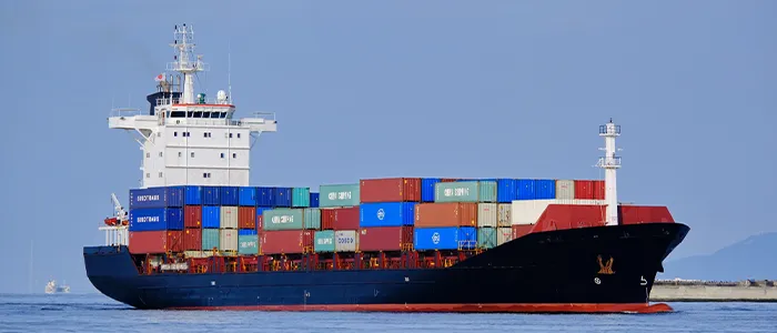 コンテナを積んだ輸入船