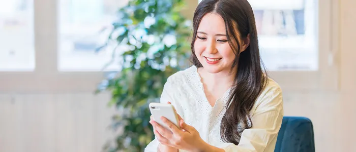 スマホでSNSを見る女性