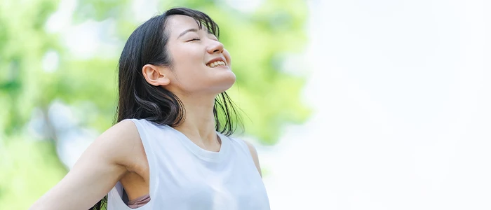 新鮮な空気の中深呼吸をする女性