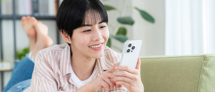 家でネットショッピングをする女性