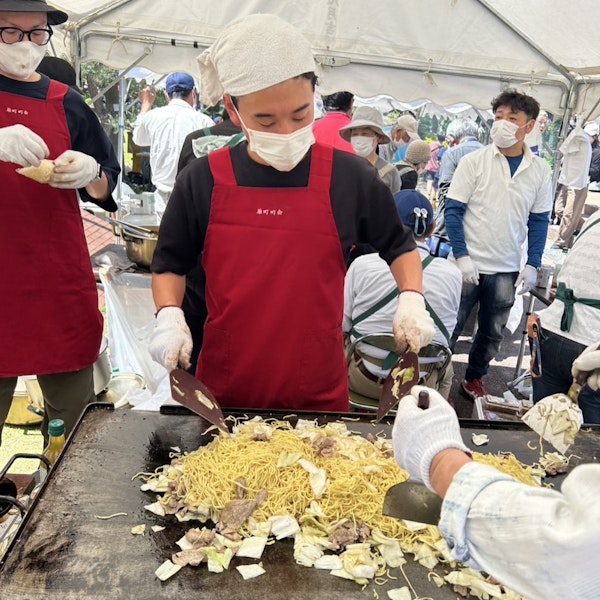 草加市の原町コミセン祭りで焼きそばを焼いている様子