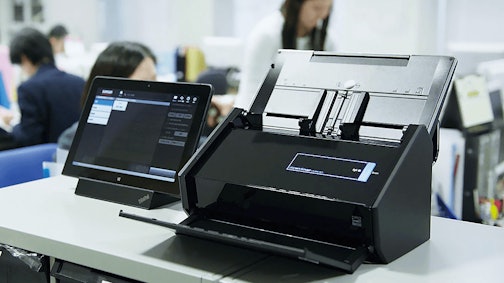 コンタクトの証しである名刺の情報を全体で共有することで、より企業の皆様のお役に立てるのではないかと考えました／佐久間聖子様