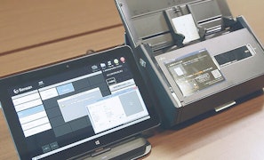 左 / コーポレートコミュニケーション部広報グループ 松永有理様