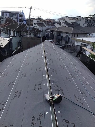 戸建ての屋根の葺き替え工事 施工時の様子 3