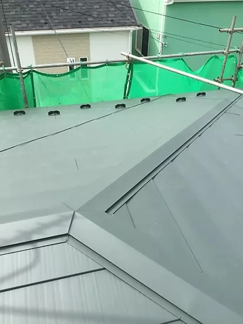 戸建ての屋根吹き替え工事及び雨樋交換工事（茅ヶ崎市）の施工後