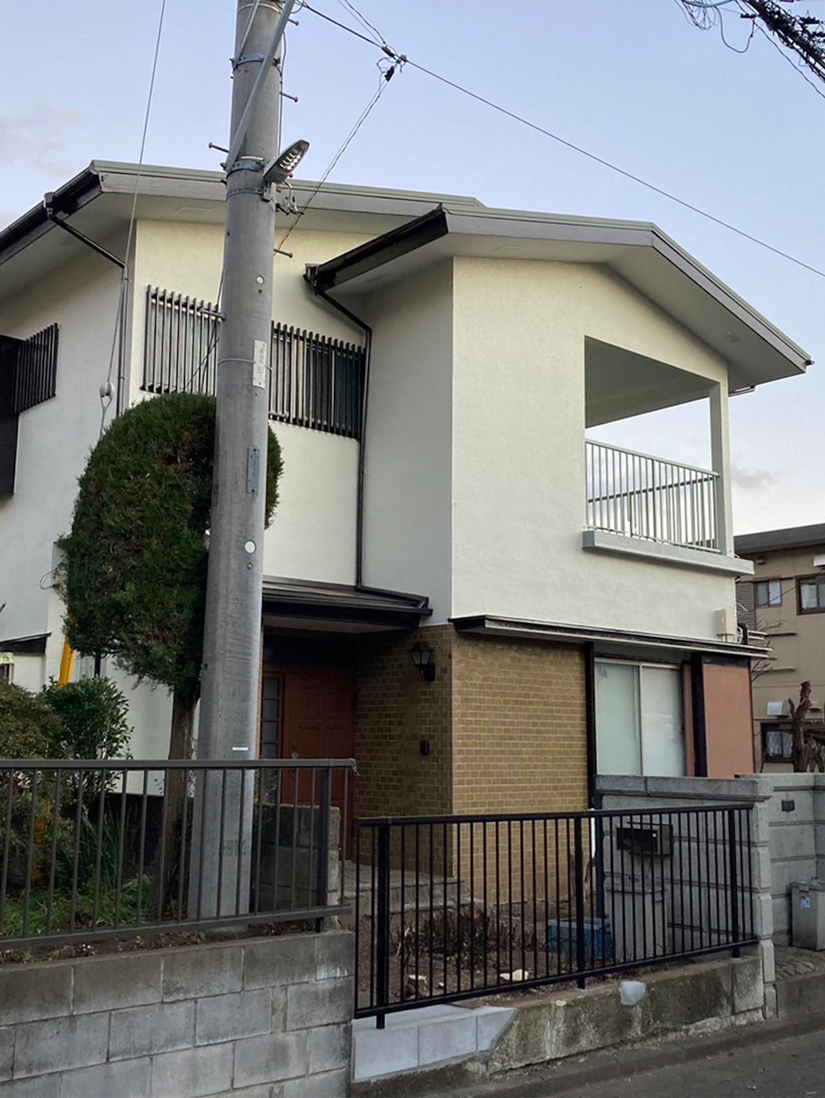 戸建ての外壁塗装工事・屋根カバー工法工事・ 植栽伐採工事（藤沢市）の施工後