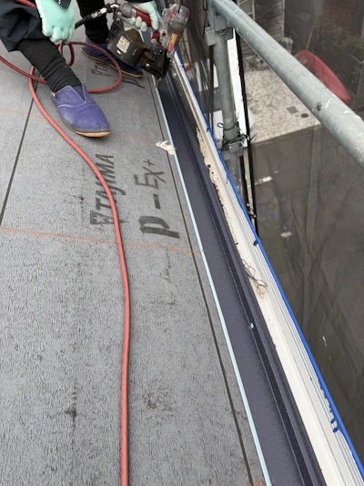 屋根カバー工法工事 施工時の様子 4