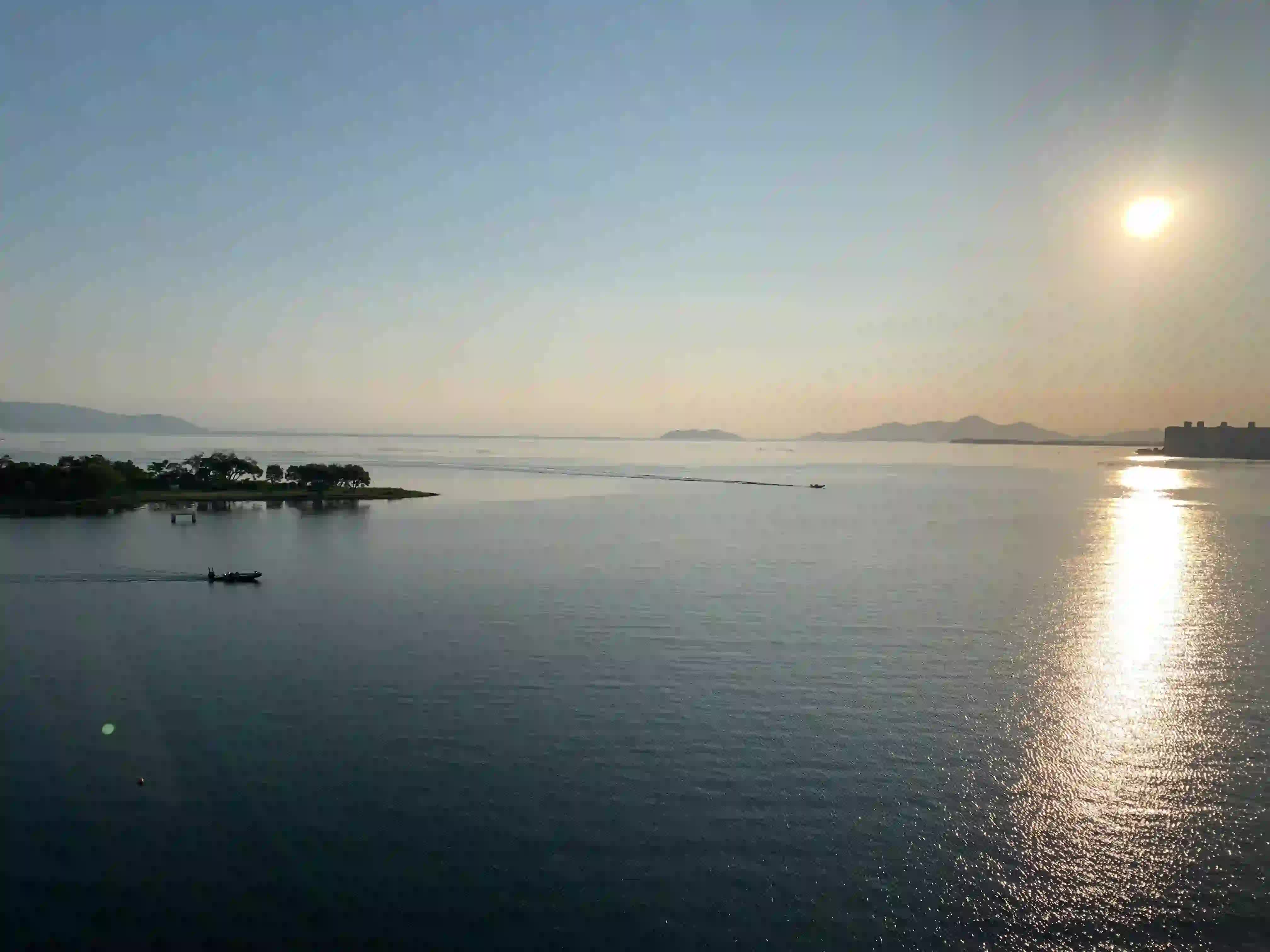 大橋から北を望む。中央は沖島