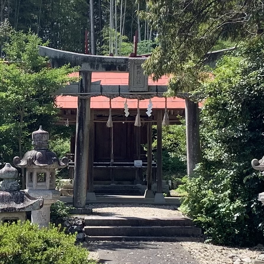 隣郷の衣川地区にある鞍掛神社。壬申の乱で大海人皇子に敗れた大友皇子（弘文天皇）を祀る。この地の柳の枝に馬鞍を掛けて最期を遂げられた