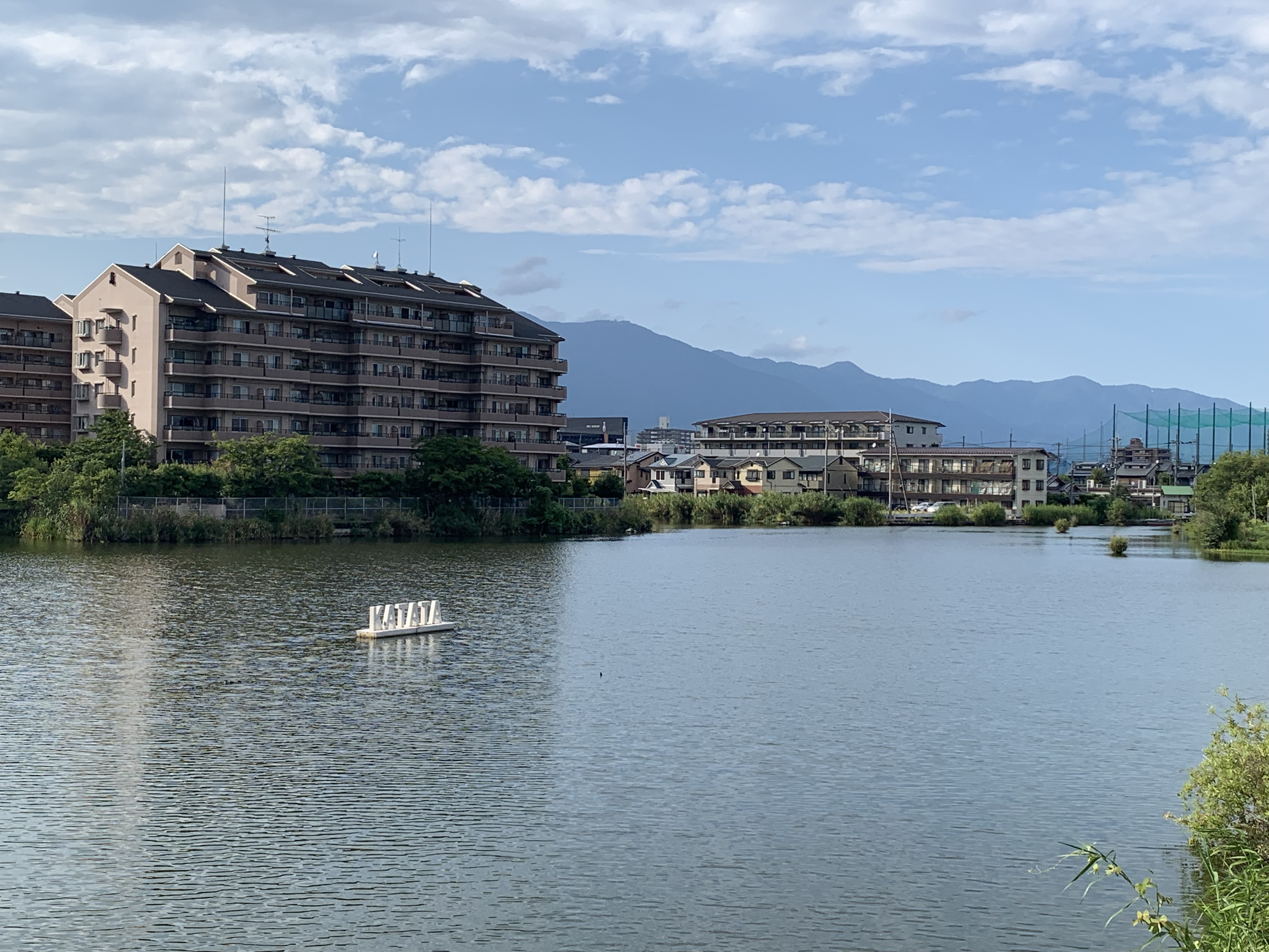 「月影広場」から北西を望む。奥は比良山地