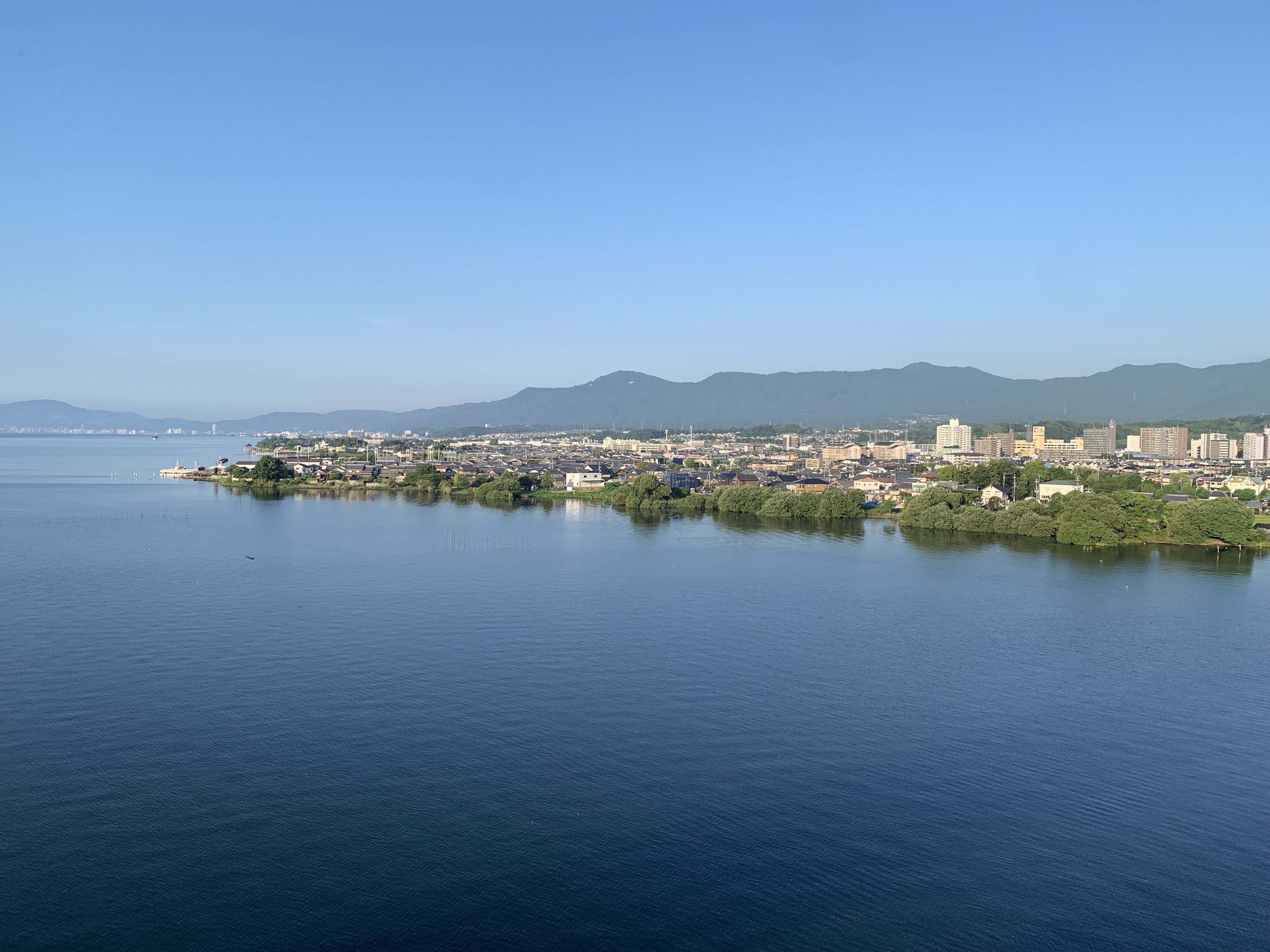 琵琶湖大橋から南西(堅田の町並み)を望む