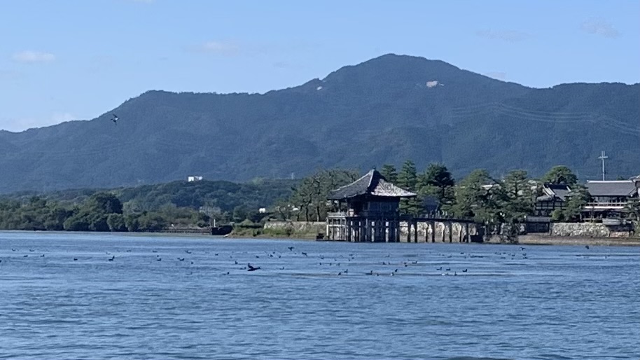湖上から見る浮御堂と比叡山