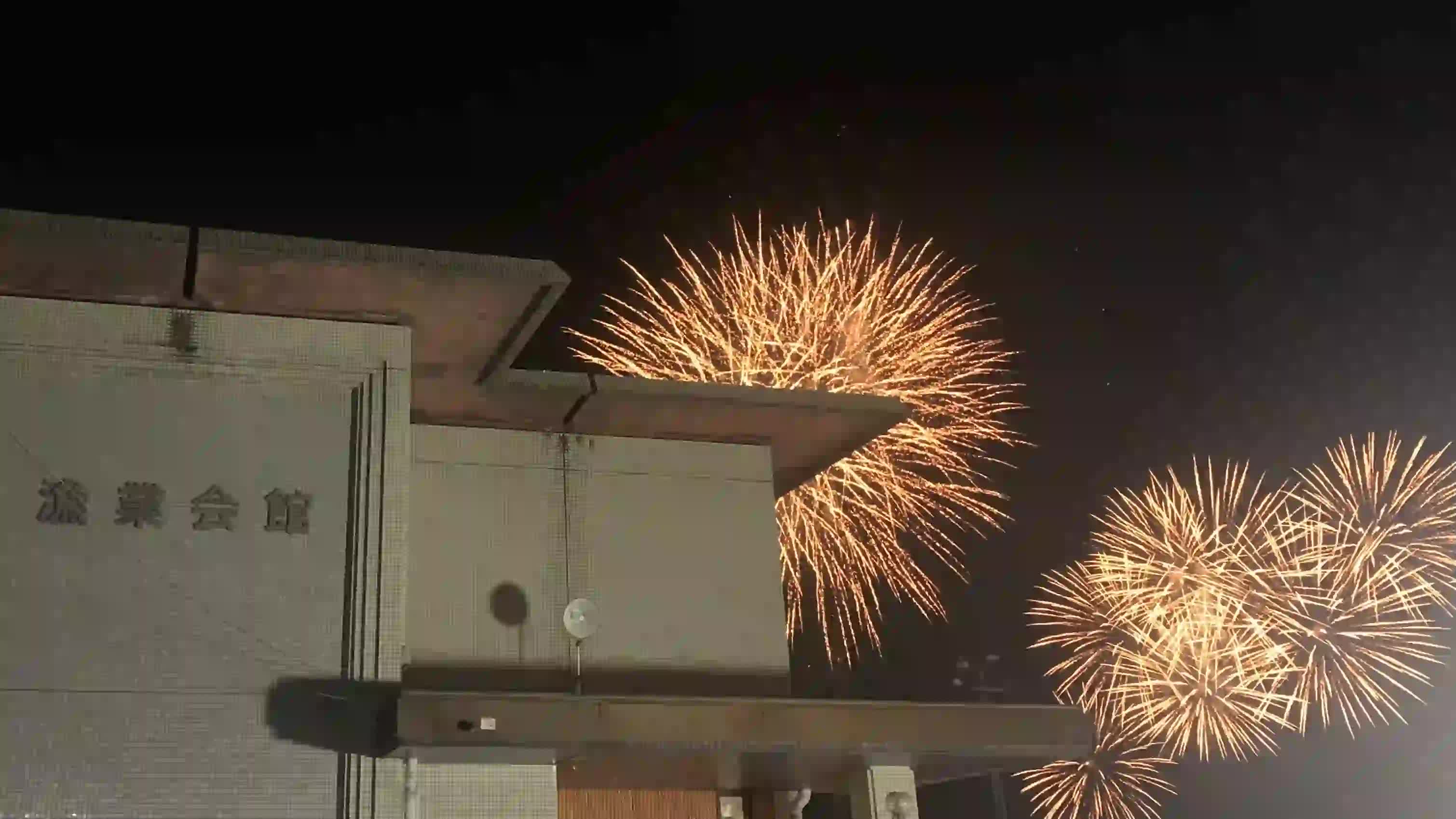 堅田漁港の夜空を彩る8月の花火