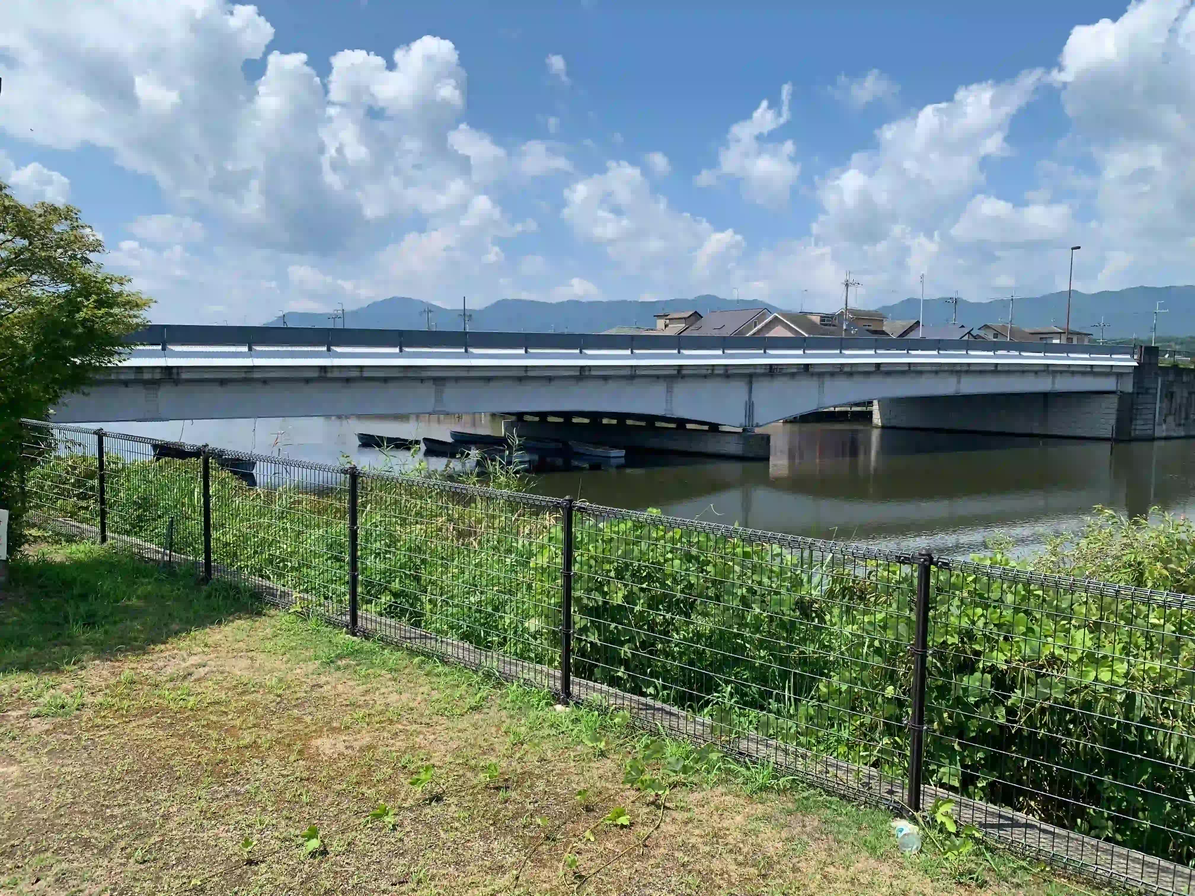 「月影広場」横の内湖大橋。奥は比叡の山並み