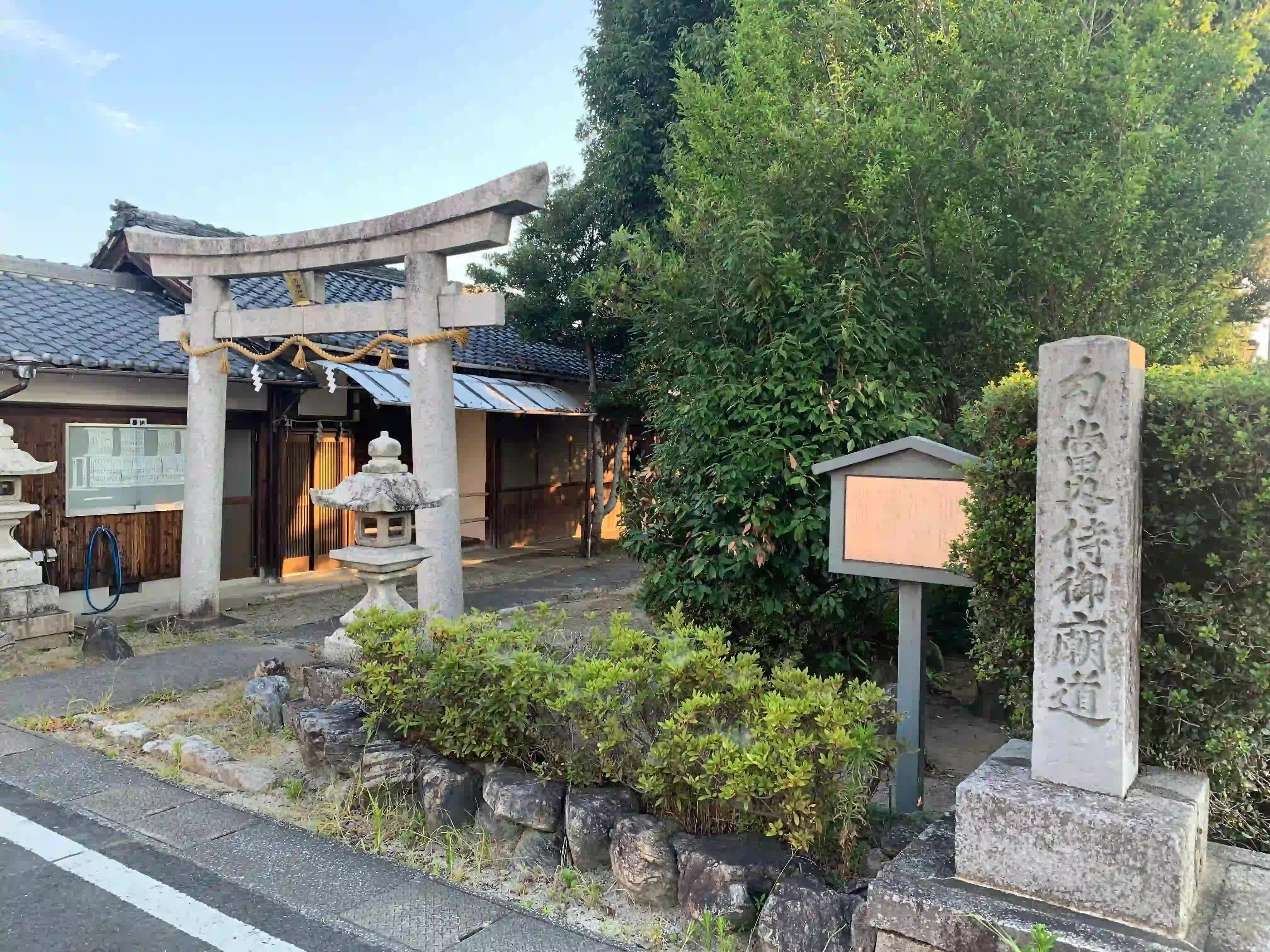 野神神社。南北朝時代の武将、新田義貞の妻、勾当内侍を祀る。当地に隠れ住んでいた内侍は、義貞の敗死を知り、湖に身を投げたとされる