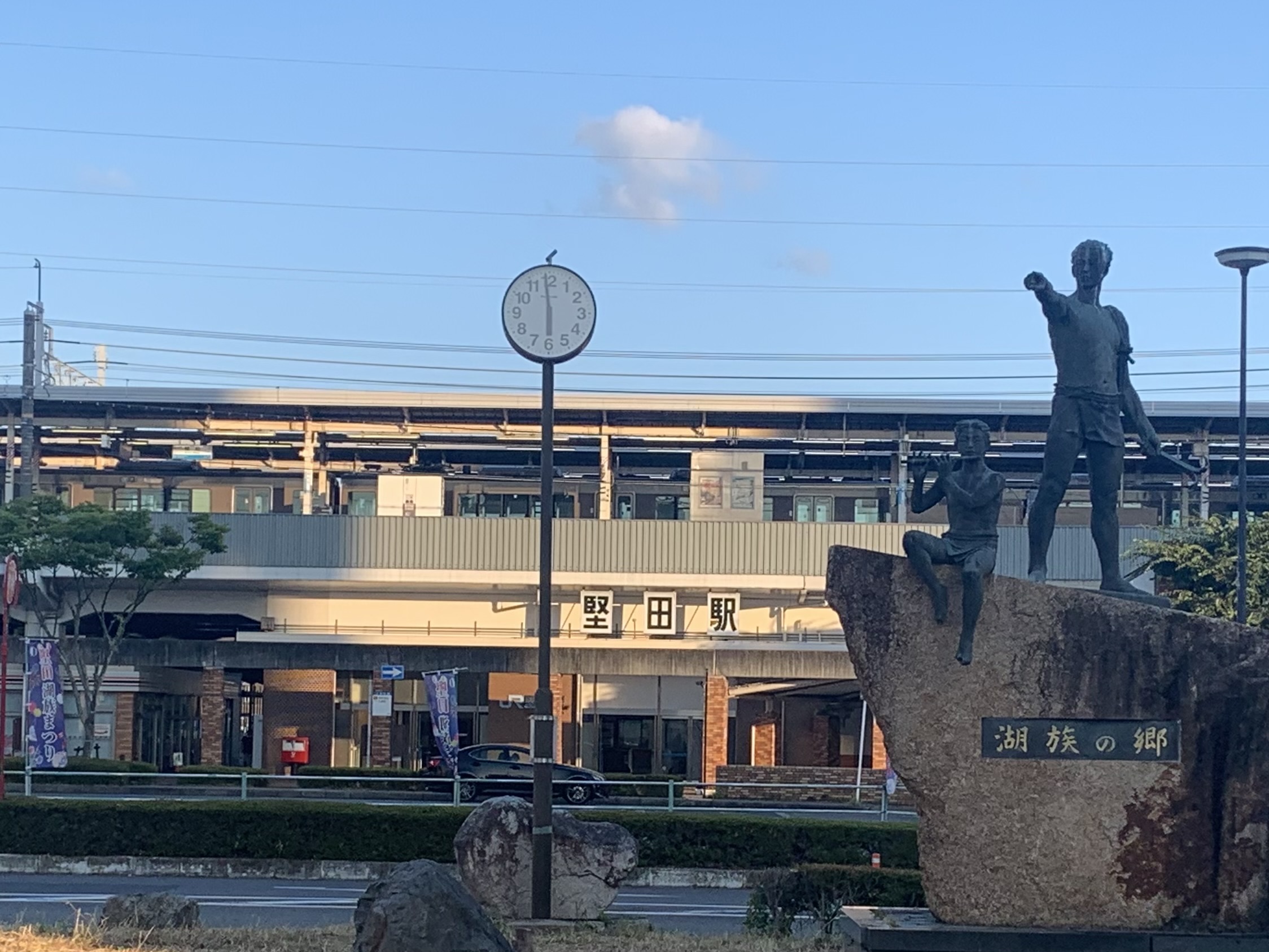 堅田駅から大阪駅へは新快速で50 分、京都駅へ20 分。大阪−敦賀間の特急サンダーバードも1 日上下各3 本停車する