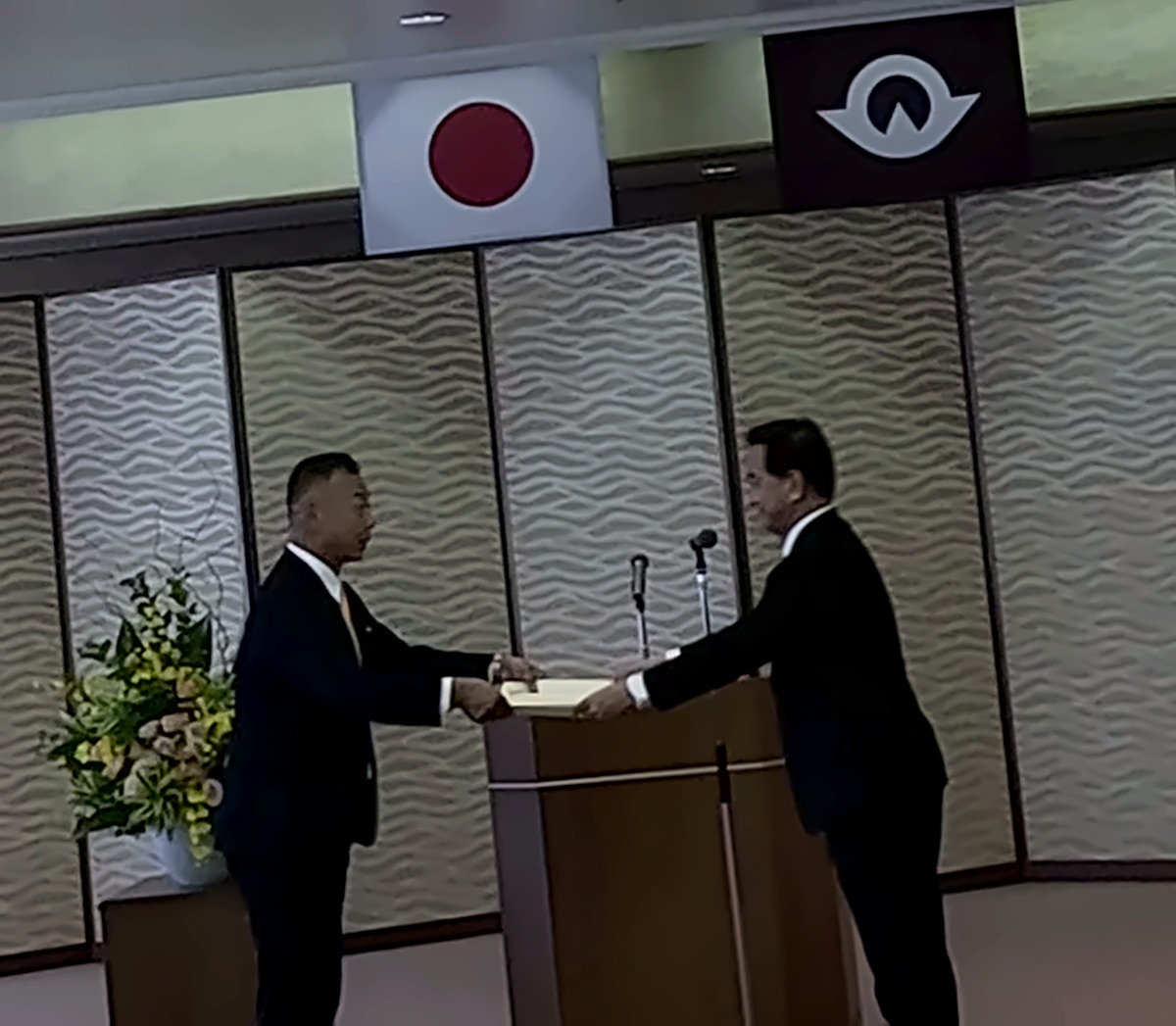 村岡嗣政 山口県知事から賞状を授与される様子