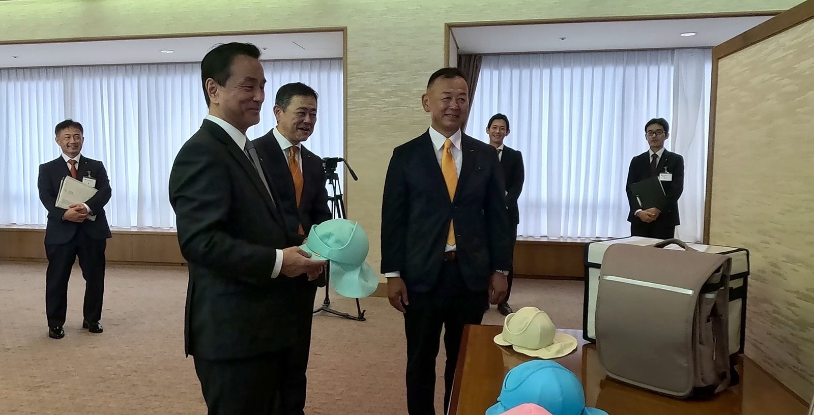 展示コーナーで、まもる君を手に取る村岡嗣政 山口県知事
