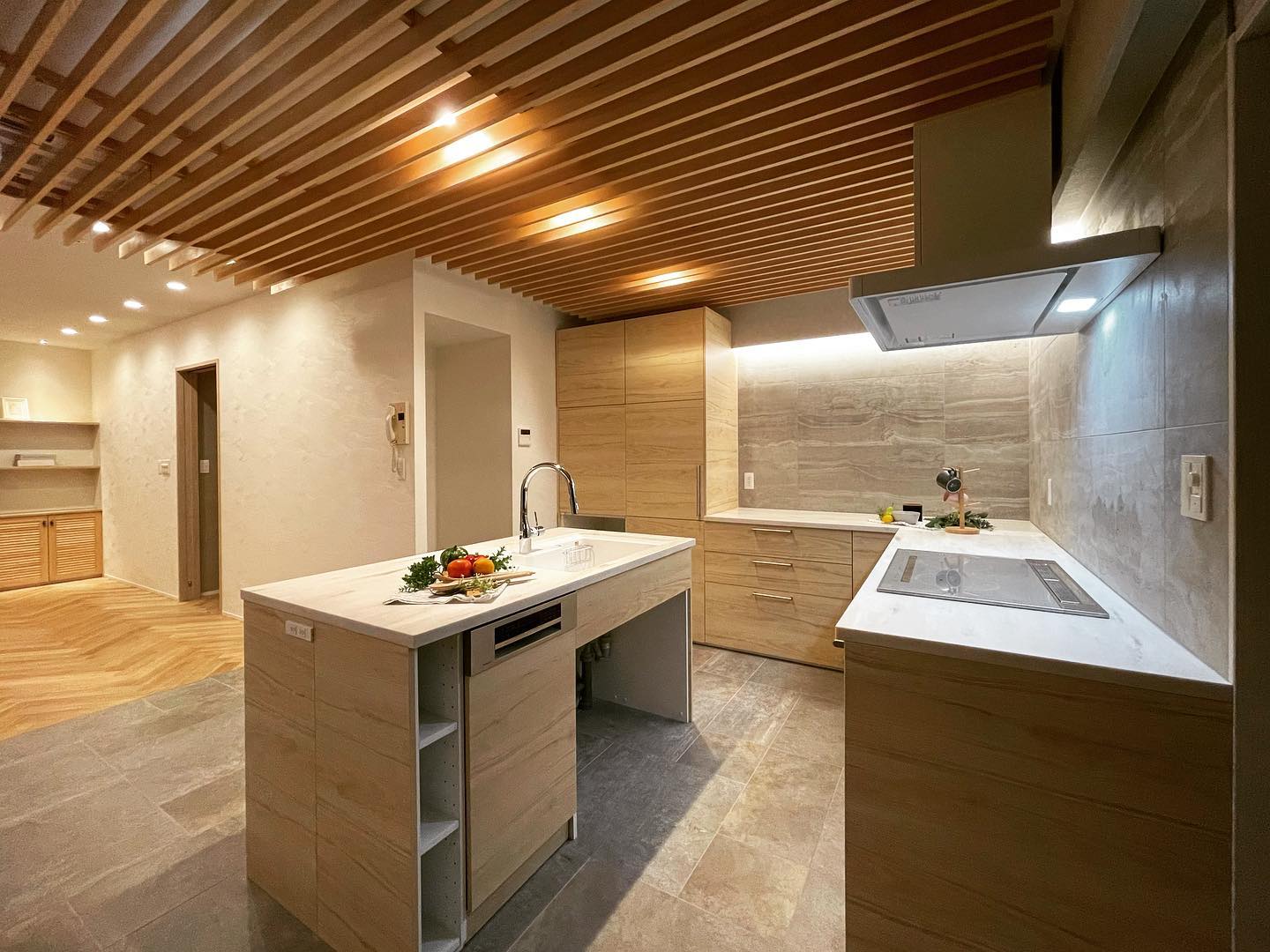 木製ルーバーの天井とIKEAキッチン!の施工写真 6