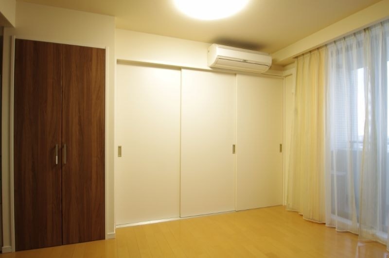 物入の中もIKEAですっきり｜設備と収納の納まり