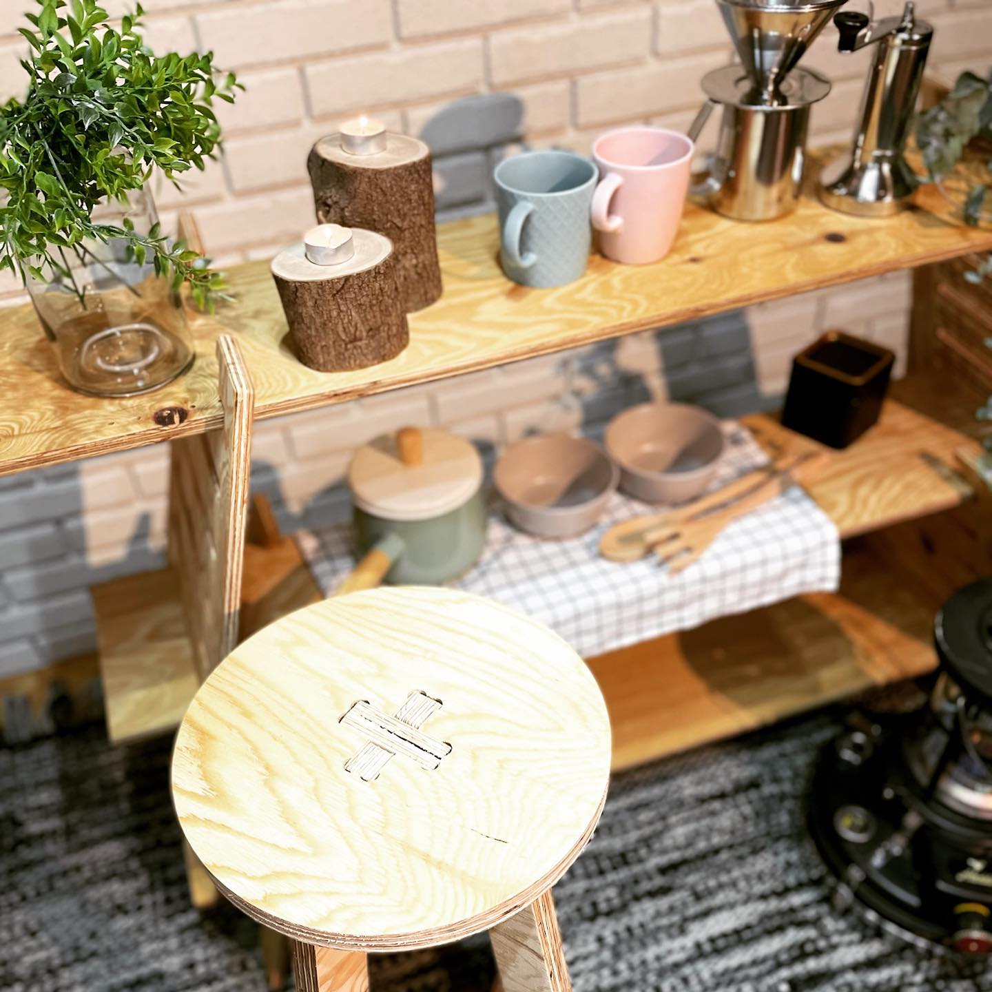 スタックシェルフとハイスツールの施工事例