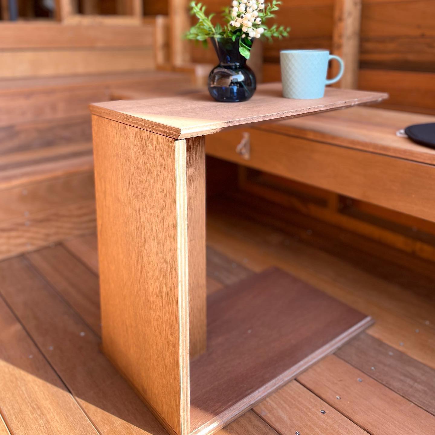 IKEAのテーブル脚を艶消ブラック塗装。ラワン合板の天板をくっ付けたテーブルとベンチ用のコーヒーテーブルも同の施工写真 3