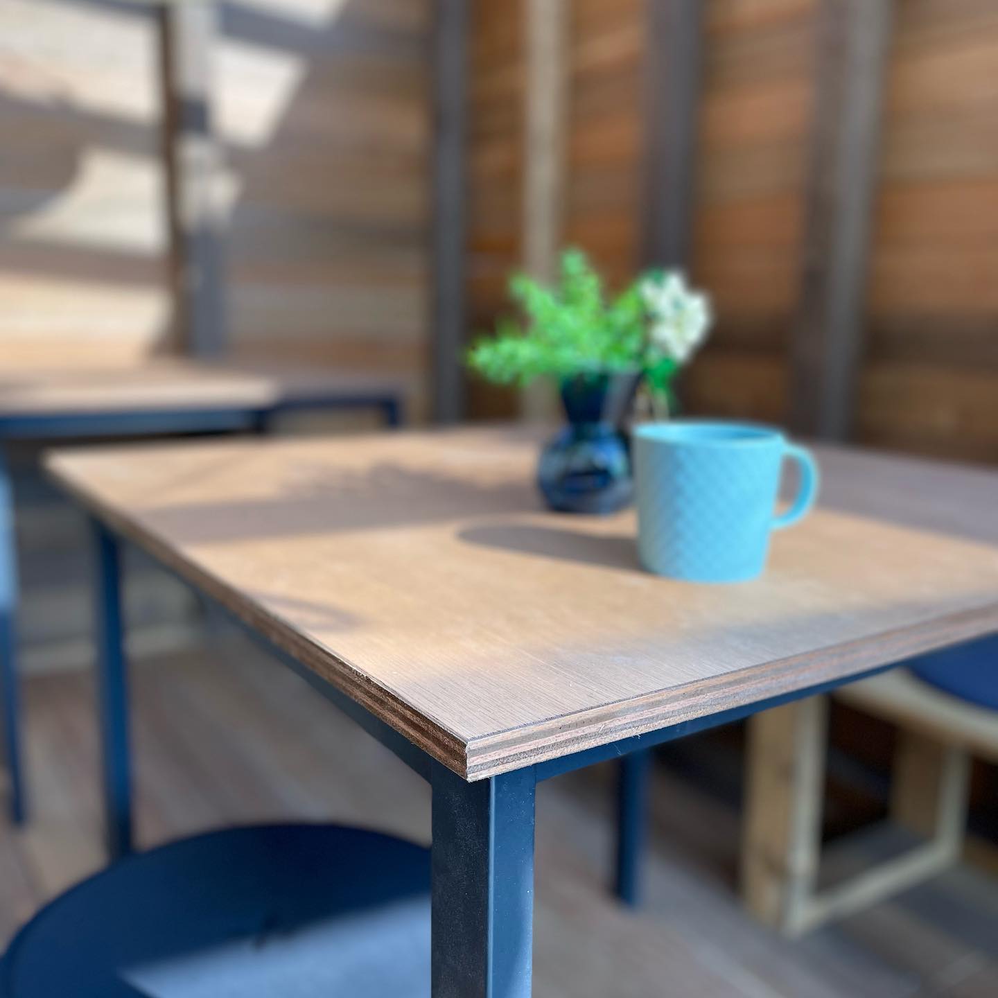 IKEAのテーブル脚を艶消ブラック塗装。ラワン合板の天板をくっ付けたテーブルとベンチ用のコーヒーテーブルも同の施工写真 2