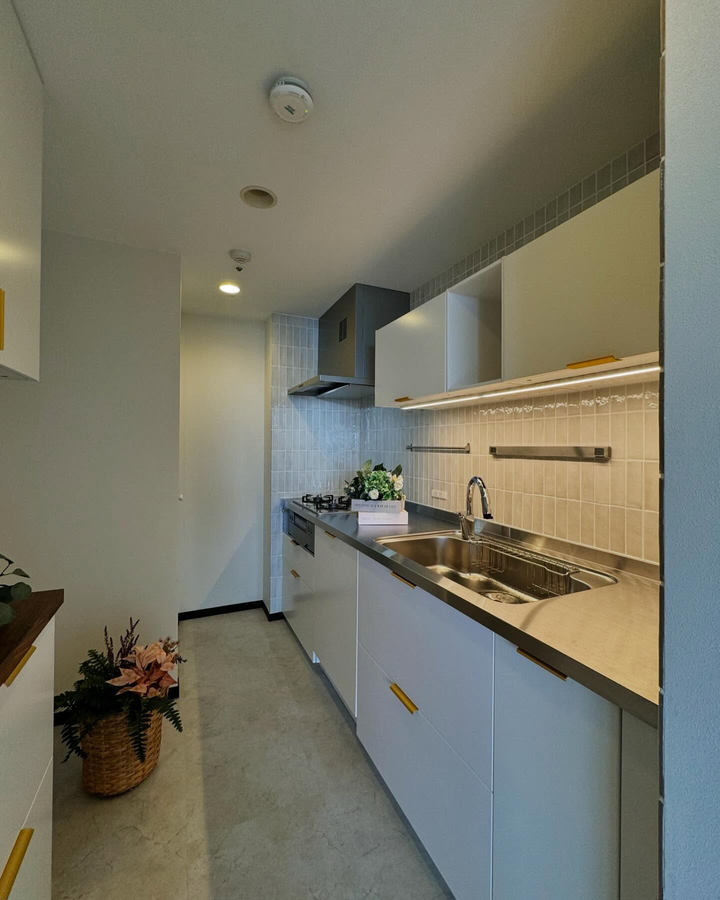 IKEAキッチンでマンションリフォームの施工写真 4