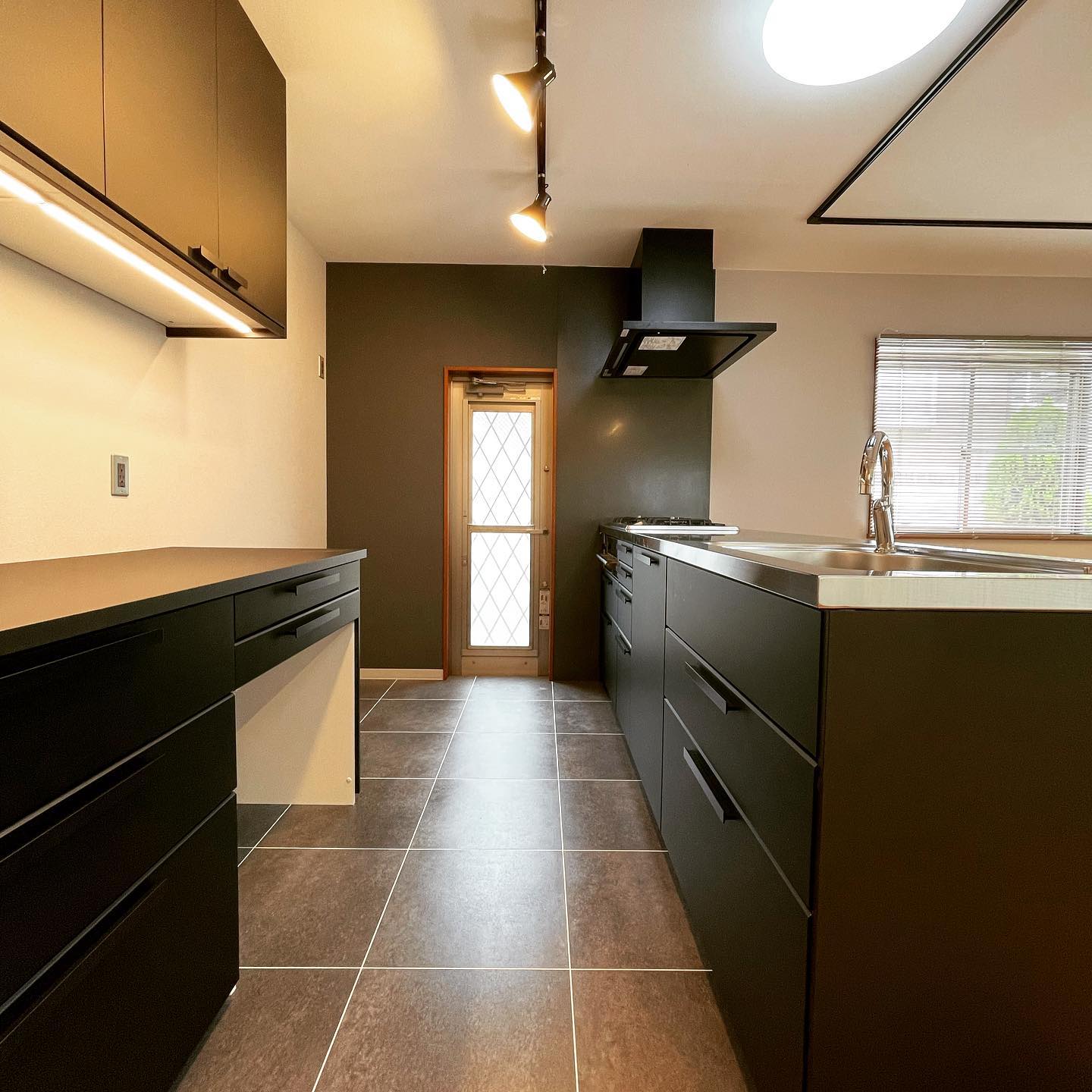 黒のIKEAキッチンとパーケットフロアとタイルで一戸建てをリノベーションの施工写真 2