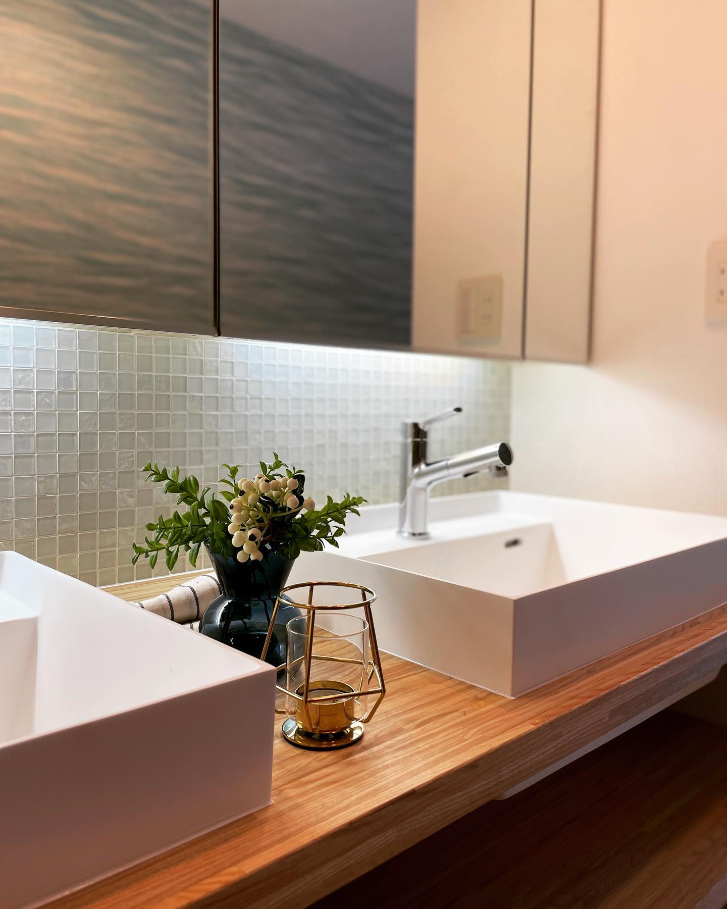 IKEAとサンワカンパニーで造作した洗面台ですの施工写真 4