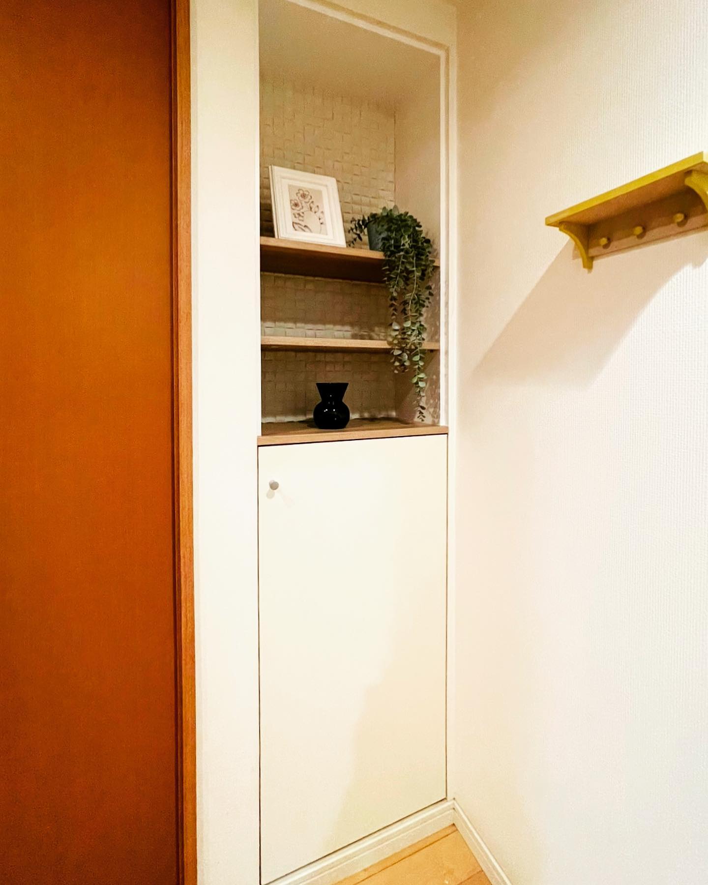 扉付きの収納を飾り棚板に改造😊の施工写真 2