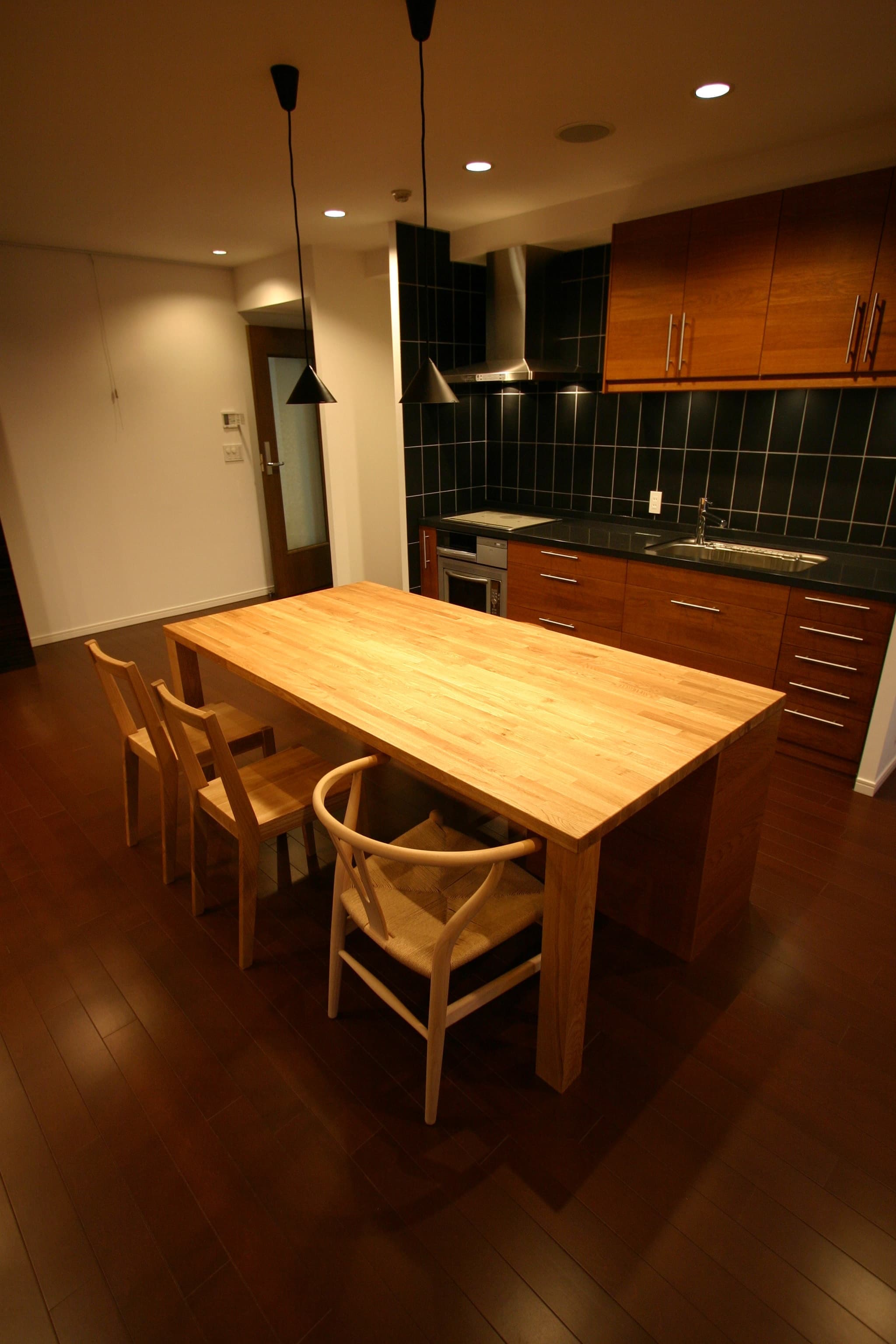 黒タイルと木とIKEA|素材と仕上げのディテール