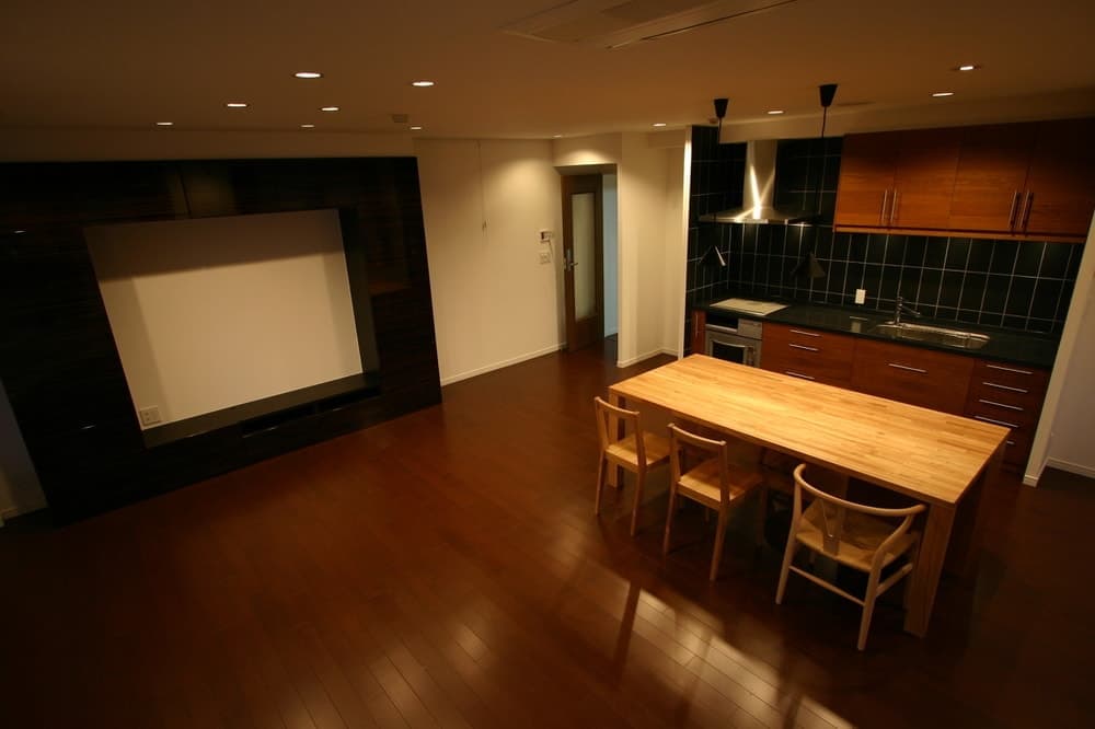 黒タイルと木とIKEA|空間全体の構成