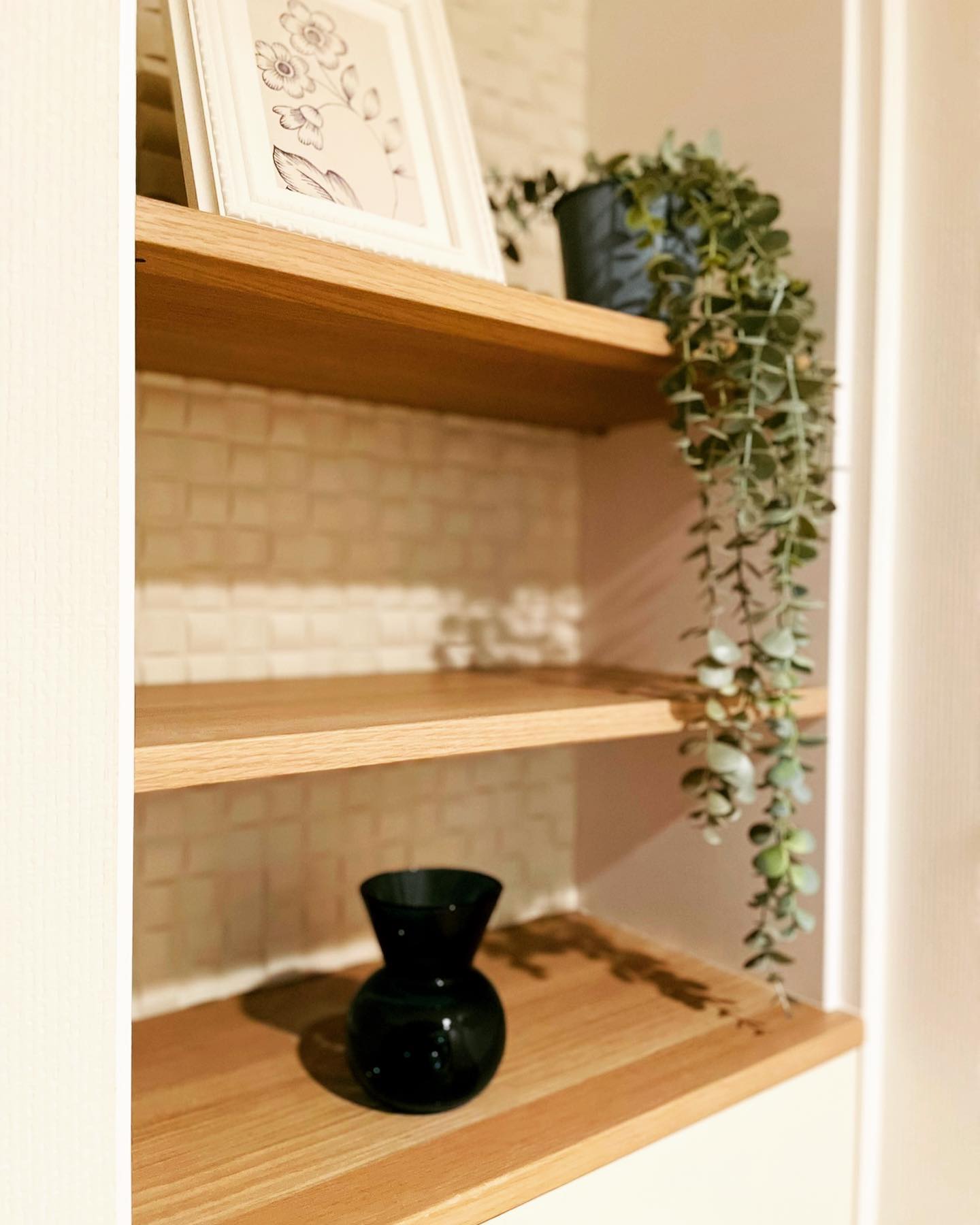扉付きの収納を飾り棚板に改造😊の施工写真 3