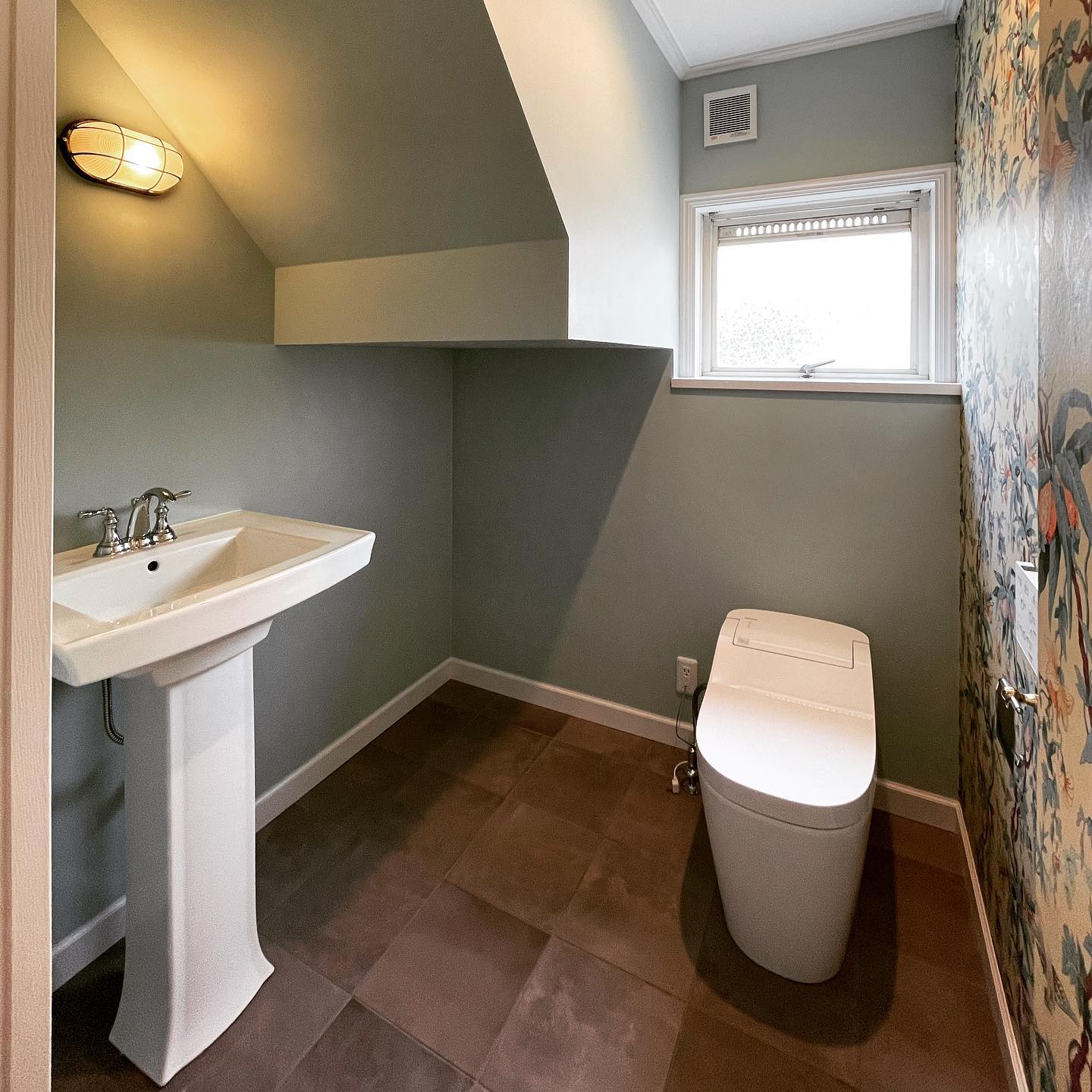 ペディスタルとトイレの施工写真 2