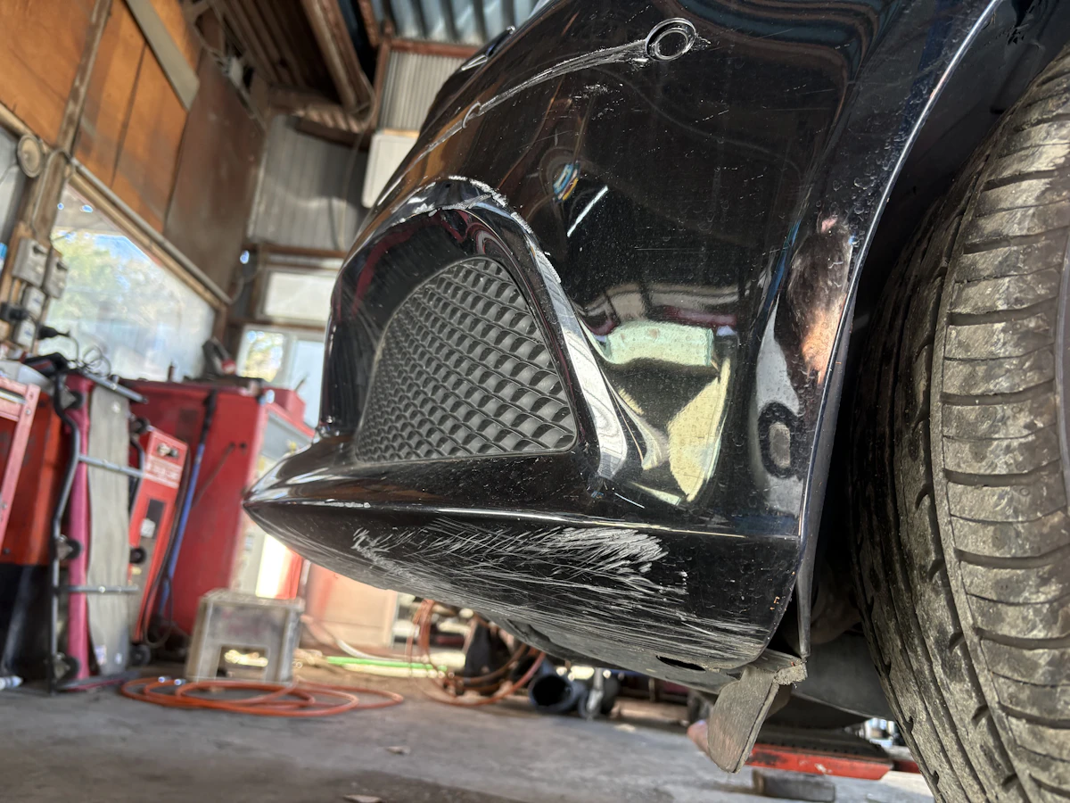輸入車 ベンツCクラスセダン バンパー補修 修理前|小川町の伊藤モータース 2