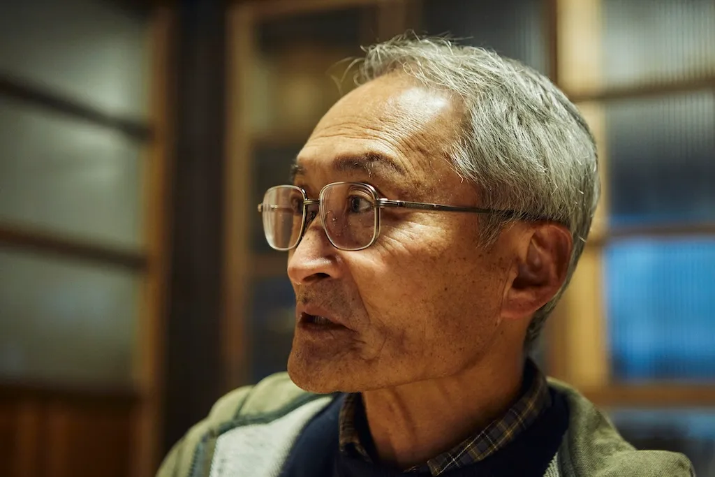 Photo of Mr.Izawa answering an interview at his home.