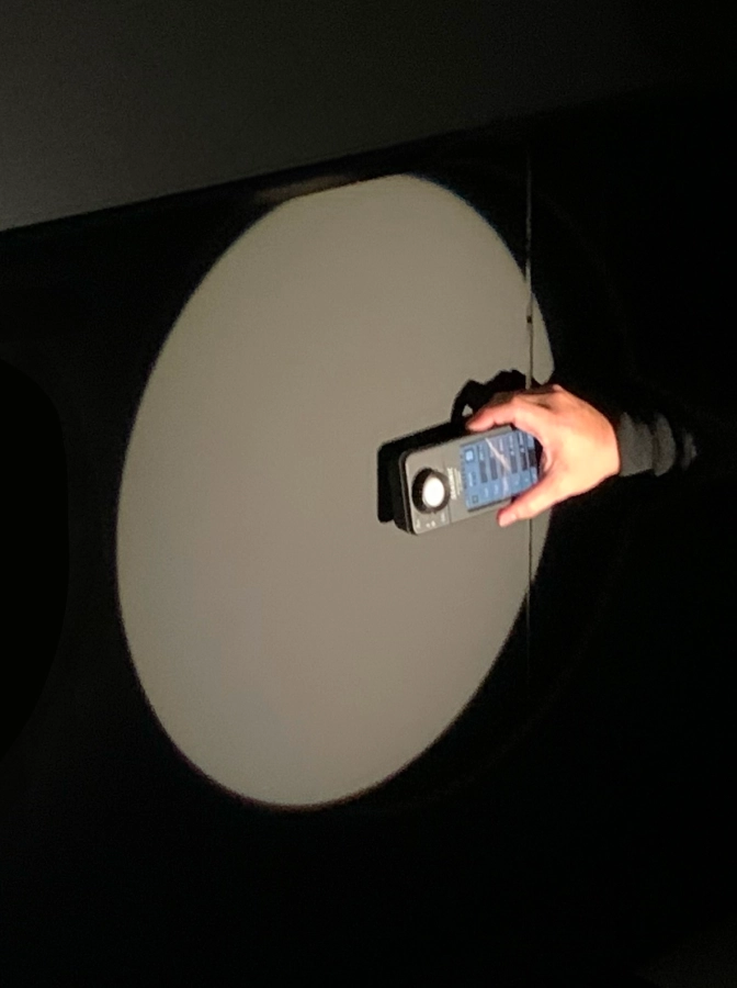 展示室で使う照明器具の選定作業の様子の写真