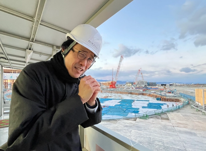 Photo of Oki Sato feeling the cold at a construction site