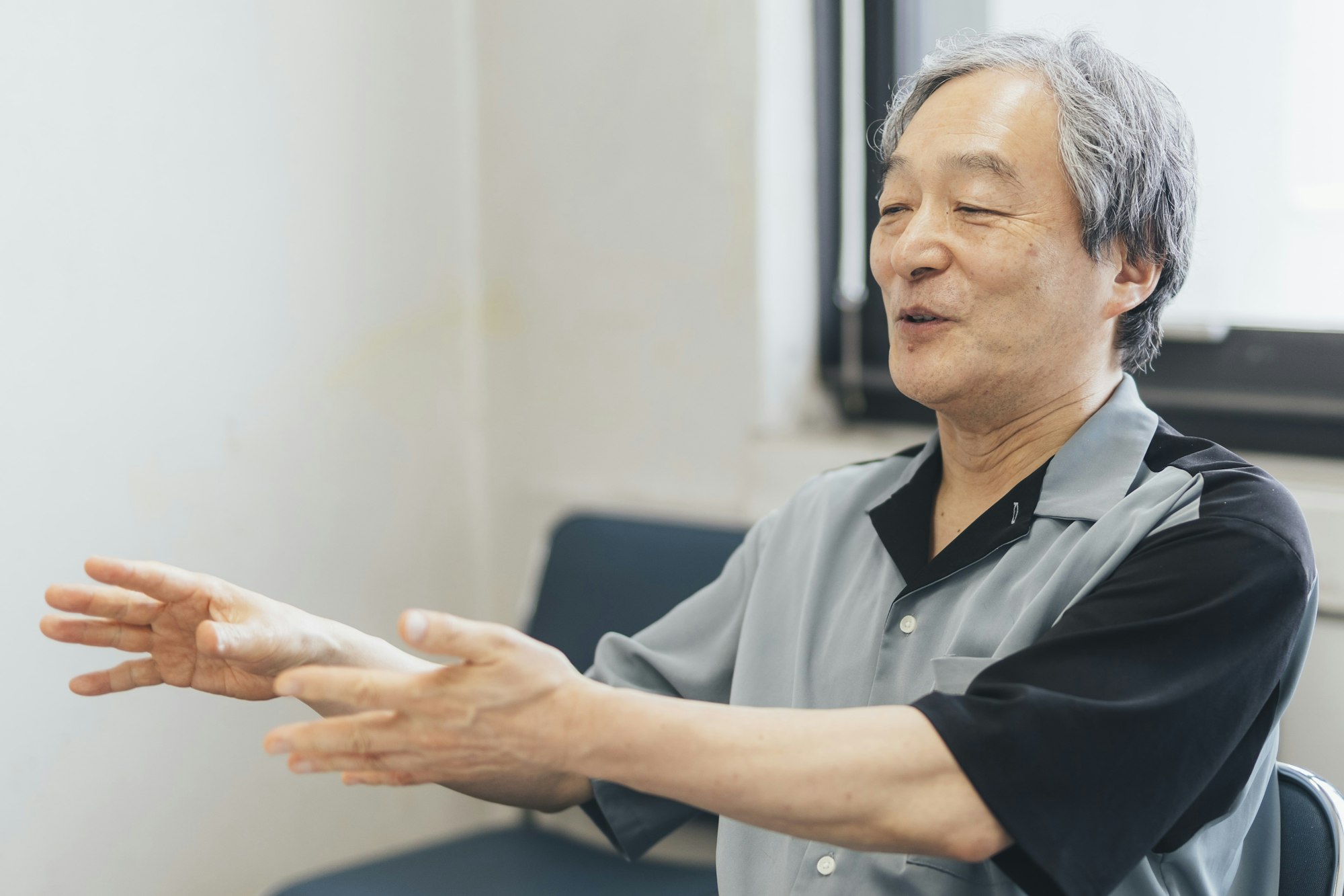 介護メディア『安心介護ニュース』のインタビュー取材に応える中央大学教授・山田昌弘さん(撮影・加藤春日)