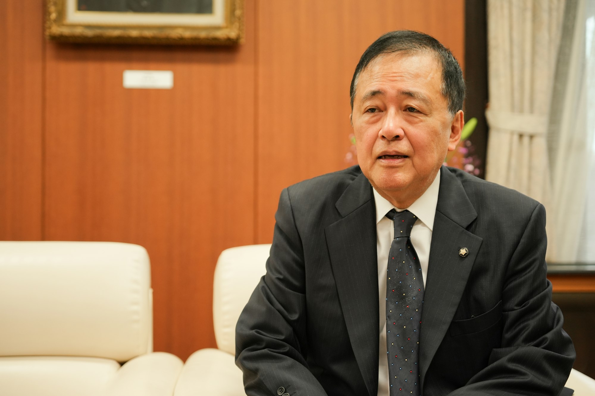 介護メディア『安心介護ニュース』のインタビュー取材に応える世田谷区長・保坂展人